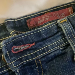 Levis bootcut lowwaist - Säljer dessa superfina mörkblåa Levis 518 superlow🌟 Priset går att diskutera 💗Obs! Har sytt in midjan 2 cm!