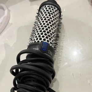 Värmeborste - Värmeborste från björnaxen, knappt använd. Säljs då den köptes i fel storlek. Nypris ca 800kr. Använd max 3 gånger