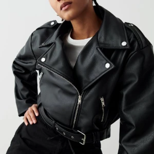 gina tricot jacka - Biker jacket från Gina Tricot, storlek small. Som ny utan prislapp dock, den är endast testat.  Nypris var 700kr, helt slutsåld idag. 