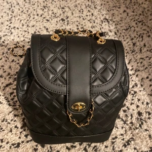 Väska - Säljer en helt ny väska som inte har använts. Priset går att diskutera. 