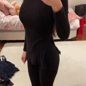 100kr Storlek XS - Svart sätt från Shein. Vanliga svarta byxor och en lite längre tröja. 