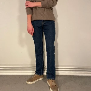 Lee jeans  - 17. Hej! Säljer nu dessa helt nya lee jeans. Modellen är 184cm Nypris 1399