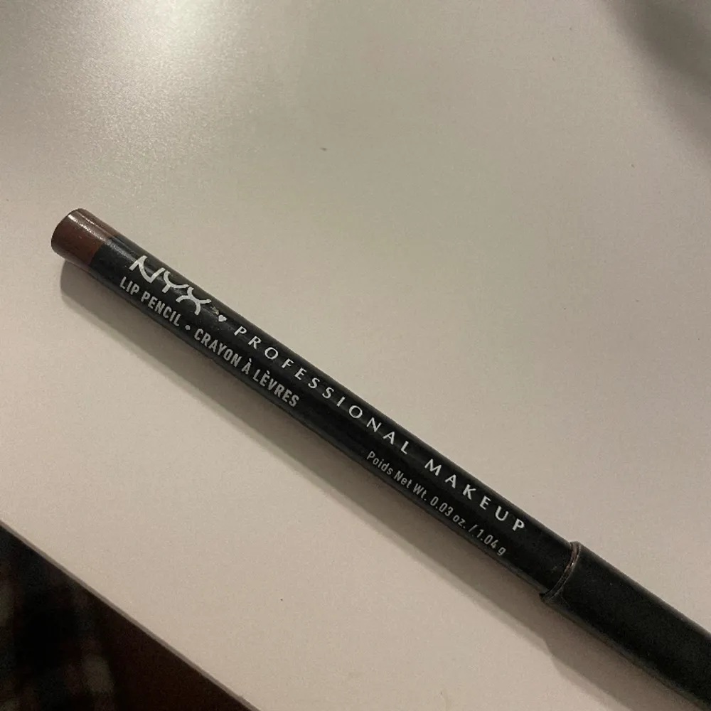 Lip Pencil från Nyx. Endast testad på handen annars är den aldrig blivit använd då färgen inte faller mig i smaken. . Accessoarer.