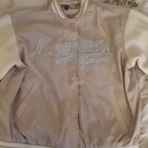 Sportig Jacka - Sälger denna jacka då den inte är min stil, bara anvånd en gång. Tvättas innan jag sickar den 