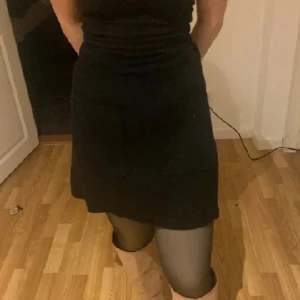 zara stickad kjol💞 - zara stickad kjol med två fickor fram. mjuk och fin matrial. strl L på den men passar perfekt på xs-m. (se bild på en xs/s) så vacker💞