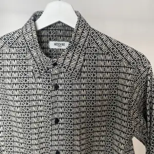 Skjorta från moschino men tryck över hela i svart/vitt💕 så fin och inköpt i Paris💕💕 säljer pga kommer inte till användning längre. Storlek S🧚‍♀️