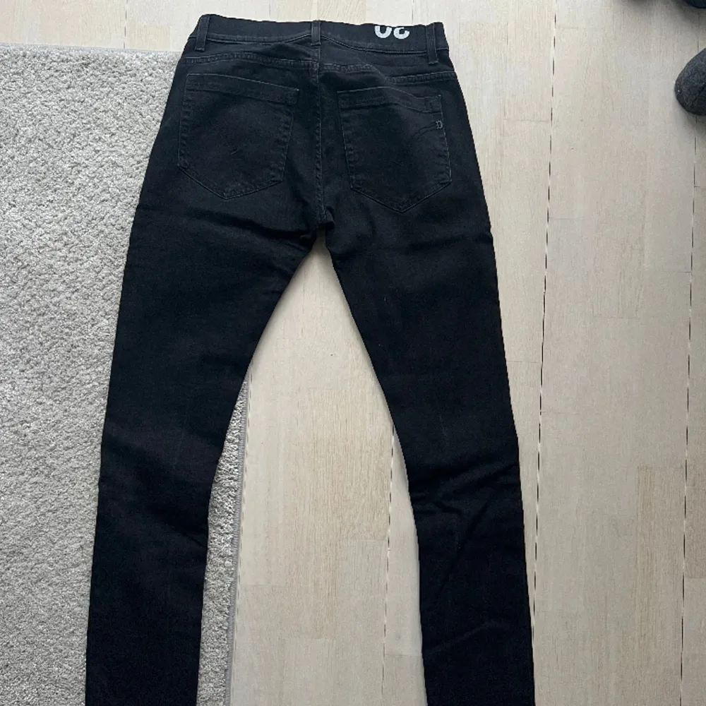 Svarta dondup jeans i nyskick! Modell: George  Storlek: 30 Nypris: 3600kr. Jeans & Byxor.