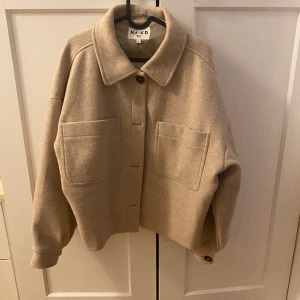 Kort kappa  - Säljer min populära jacka från NAKD. Nypris är 800kr säljer min för 400kr. Den är tyvärr knappt använd därför säljer jag den! 😊