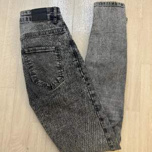 Grå stentvättade jeans i skinny modell från ginatricot. Storlek S. Superbekväma! Och i bra skick 💕
