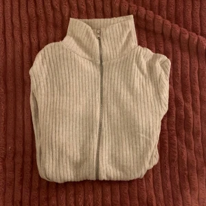 kofta  - beige kort kofta som aldrig använts💕