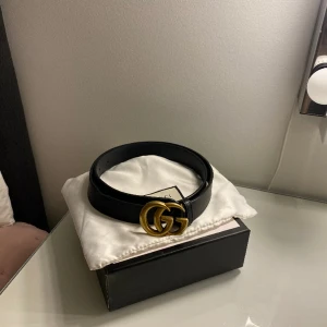 Gucci bälte  - Säljer en svart Gucci bälte, köpt för några en sedan från Guccis hemsida för 3 000kr.