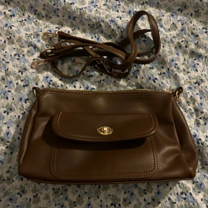 Thriftad brun axelväska  - Thriftad men ser helt ny ut. Priset går att diskutera. 