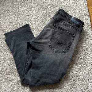 Säljer nu dessa snygg jeans pga använder dem inte längre. Är uppsydda så är som 31-30 i längden. Hör av om du har mer frågor!