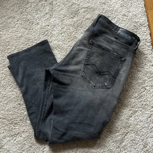 Replay jeans - Säljer nu dessa snygg jeans pga använder dem inte längre. Är uppsydda så är som 31-30 i längden. Hör av om du har mer frågor!