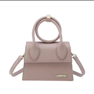 Ny jaquemus väska - Helt ny och oanvänd jaquemus väska. Ej äkta. Nypris:500kr. Köparen står för frakten 