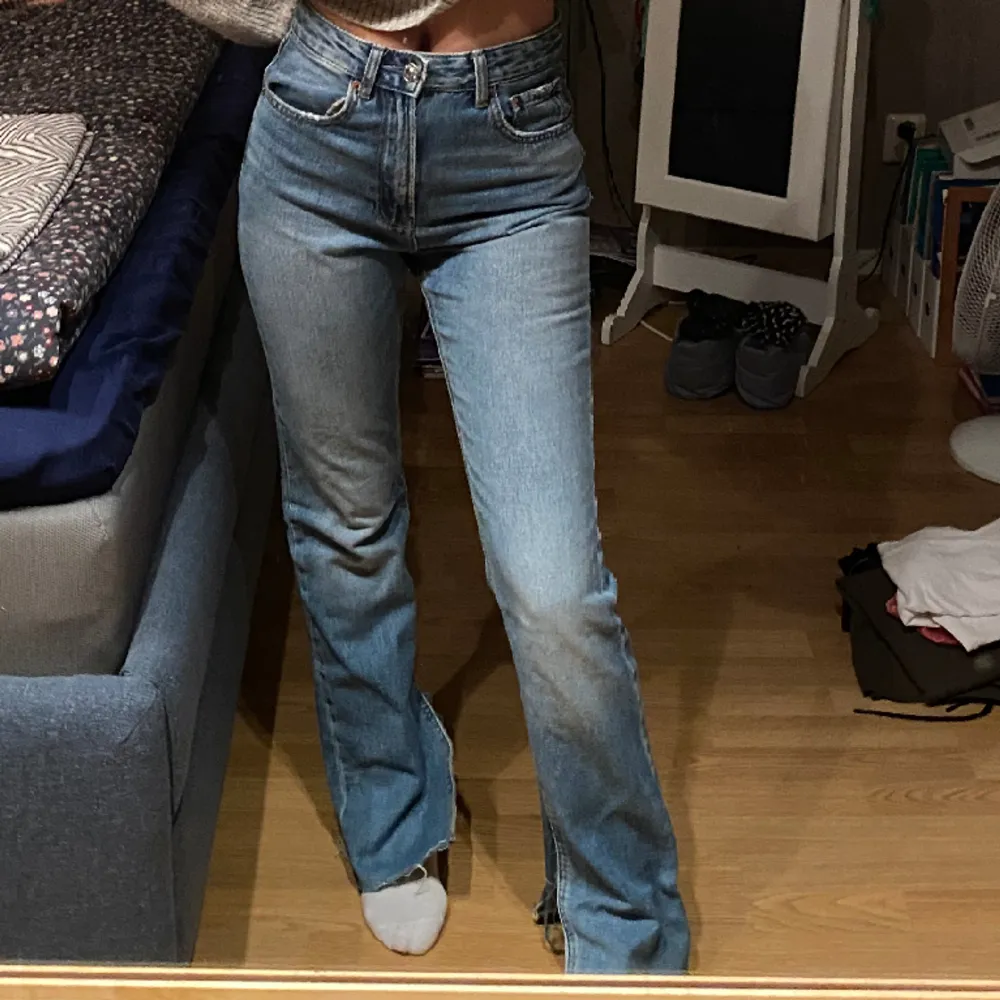 Helt nya jeans från stradivarius med slits på insidan. Säljer då de är för små för mig. Byxorna på bilden är i samma modell men en storlek större❤️. Jeans & Byxor.