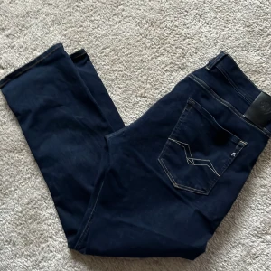 Replay jeans - Ett par replay i storleken 36:32 men sitter som 31 i längden. Säljer dessa eftersom de inte kommer till användning. Använda runt 4 gånger. Hör av dig vid mer frågor!