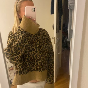 leopard tröja - säljer min superfina tröja som jag köpte second hand då den inte kommer till användning längre🖤🧡