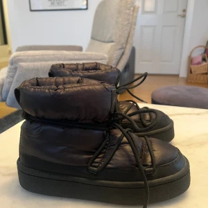 Snö boots Hm - Säljer dessa boots från HM. Helt slutsålda. Använda en gång. Jätte fina Inuikii liknande med skön päls i. 
