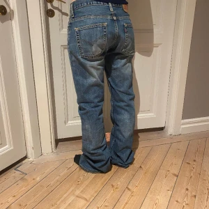 Levisjeans - Supersnygga straight Levisjeans i perfekt tvätt. Långa ben. Perfekt skick! Passar S-L, beroende på hur oversize man vill ha de. Skriv vid funderingar och kolla in mina andra annonser💞
