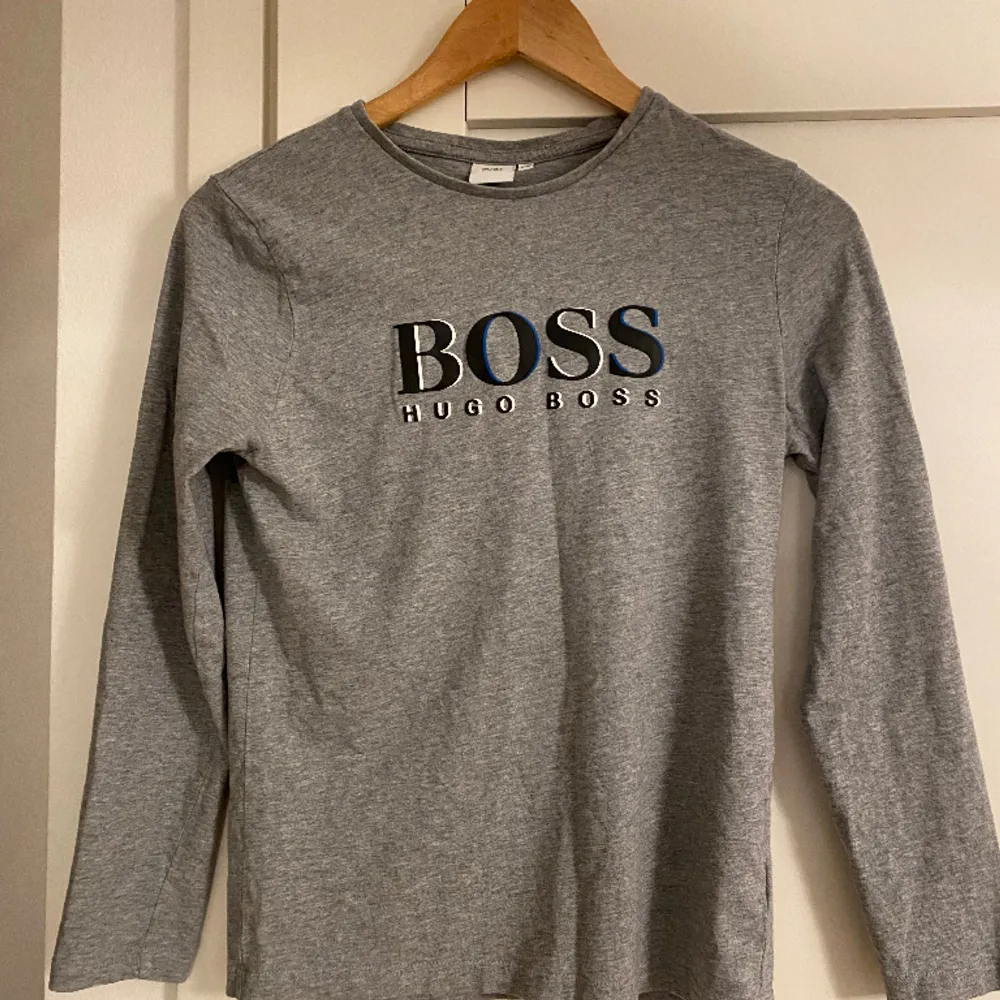 De här är en äkta hugo boss tröja, köpt på NK i gbg. Använd men inte mycket, kanske 2,3 gånger. Bra skick! 11-12 år.  Kolla mina andra annonser!. Tröjor & Koftor.