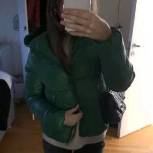 Jacka - Fin jacka från Bershka kommer ej till använding. Storlek xs. Liten defekt syns på sista bilden. Köp nu och frifrakt på den andra anonsen!!