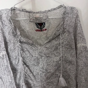 Odd Molly blus  - Säljer min super gulliga och snygga Odd Molly blus då den tyvärr inte kommer till användning längre!💕 stl s skulle jag säga och inga defekter.