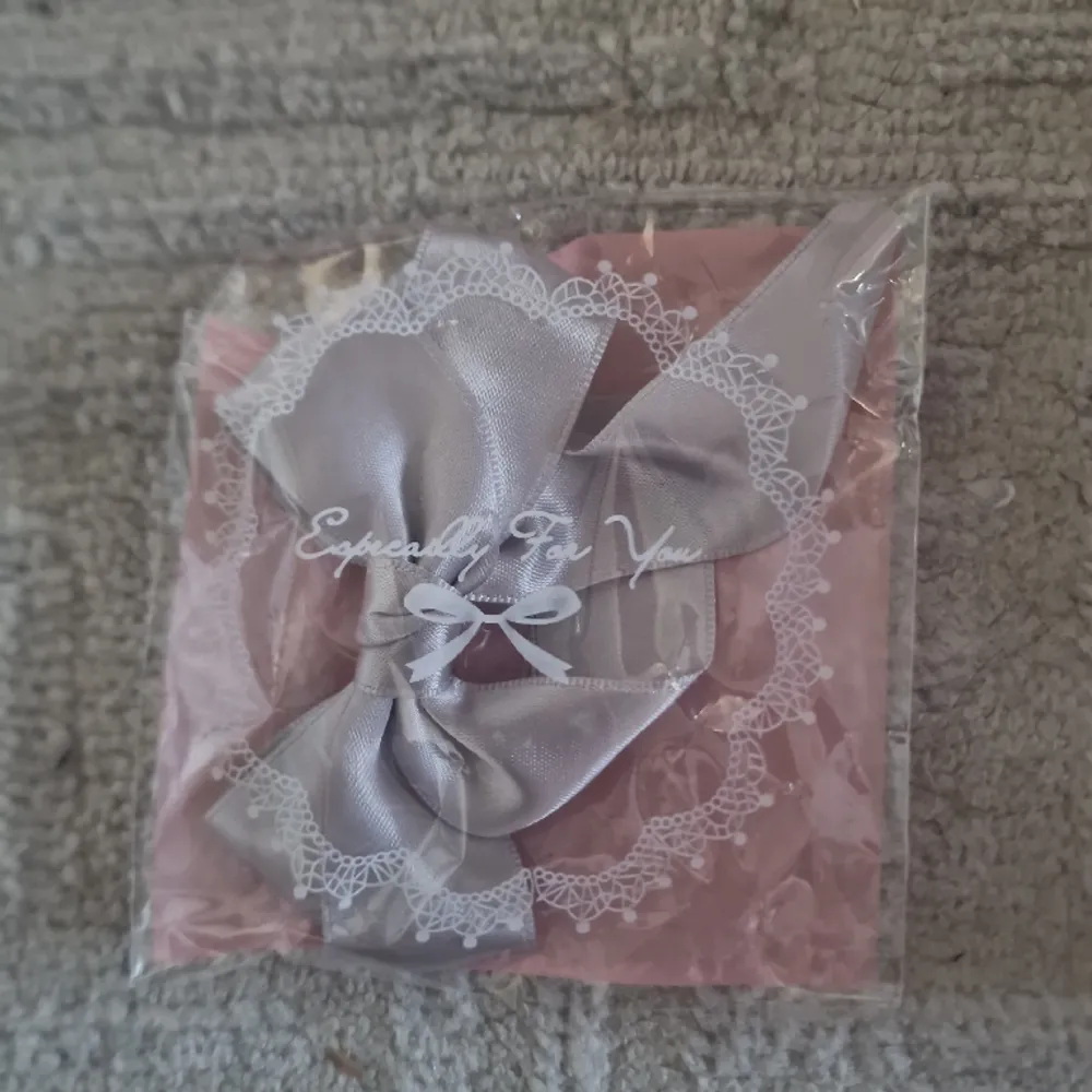 Lolita small grey bow from lolita 42, never worn/used.  Taking price suggestions!!! . Accessoarer.