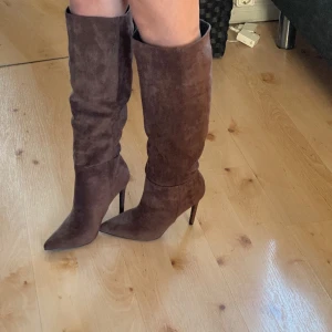 Stövlar - Supersnygga bruna boots med smal klack. Endast testade så i nyskick💗säljer då jag har liknande stövlar så dessa kommer tyvärr inte till användning💗Stl 39 men passar även någon som har 38!😍