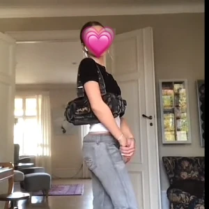 BDG väska - Säljer min älskade Urban Outfitters väska pga att den ej används längre💗jätte fint skick💘jag har tagit av hjärt spegeln som hänger på väskan men skickar naturligtvis med den också💕skriv om du har några frågor🫶Nypris: 440kr🤩