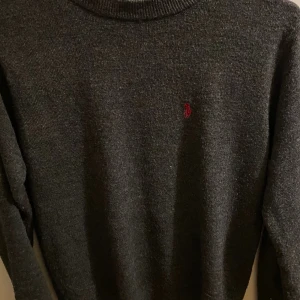 100% Kashmir Polo Ralph Lauren Sweatshirt  - En grå kashmir tröja med märket Polo Ralph Lauren som jag säljer i utmärkt skick. Inga skavanker, skador eller liknande.  Tröjan är i storlek M men passar även S. Skriv om ni har frågor eller om ni behöver fler bilder på tröjan.  Nypris är runt 2500.