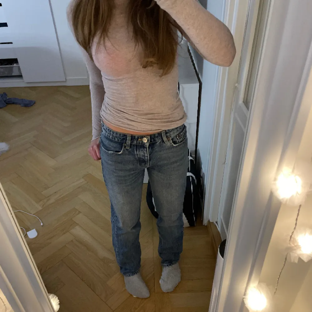 Säljer då denimet kommer till användning!!💘 Low Rise jeans från zara i bra skick, köpta här på Plick💞💞💘. Jeans & Byxor.