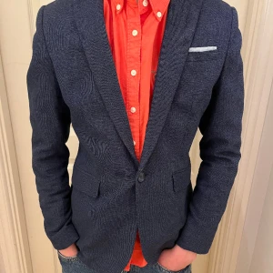 HM kavaj - Kolla hit! Nu säljer vi en HM kavaj, endast använd ett fåtal gånger. Perfekt för finare tillfällen!