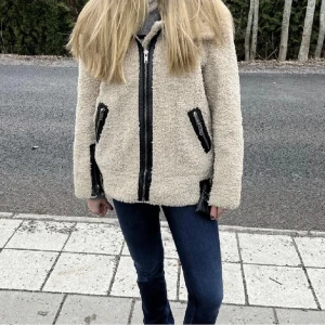 Teddyjacka - Så sjukt snygg teddyjacka med skinn detaljer i superbra skick!❤️‍🔥❤️‍🔥