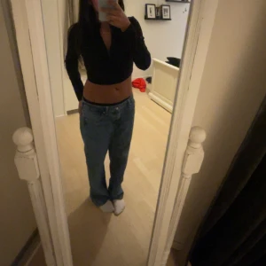 Tröja  - Lagom croppad tröja som är ribbad. Inga defekter men har använts fåtal gånger. 