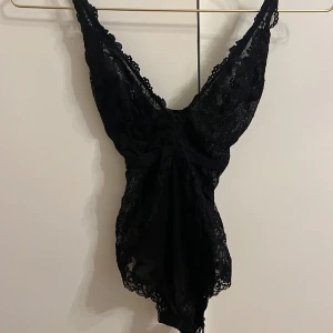 Spetsbody - Aldrig använd, har klippt bort lappen men det är en M. Band som korsar i ryggen ❤️‍🔥