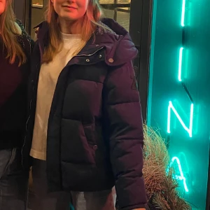 Zadig & Voltaire jacka - Säljer denna fina marinblå Zadig & Voltaire vinterjacka.  Köptes för 1850 kr i Zadigs butik i Stockholm, jättebra skick och endast använd ett fåtal gånger. Säljs då den inte kommer till användning längre!💙