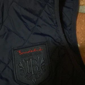 Väst - Ny märkes väst  Passar både tjej och kille 