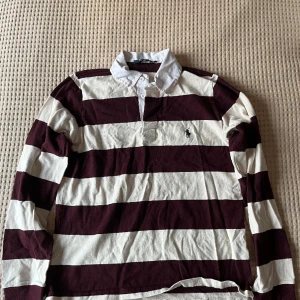 Ralph Lauren Skjorta - Superfin skjorta från Ralph Lauren! 😍💕Randig vit/vinröd, i bomull, långärmad vintage tröja i storlek L. Känns dock mer som S/M. I använt skick men fin och fläckfri! 