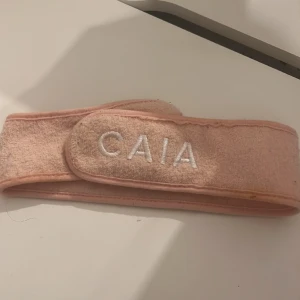 caia smink hårband - ett hår band ifrån caia, det är smutsigt men tvättar innan jag skickar ut det❤️. man kan justera storleken och diskuterar gärna pris kan sänka det