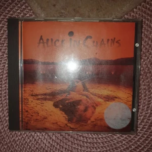 Alice in chains cd - Alice in chains Cd, skivan spelar felfritt men fodralet har sett ljusare dagar. Obs fodralet är repigt och har rester av en klisterlapp. Snälla köp. Jag behöver pengar. Snälla. Prisförslag går super!!🙏😭