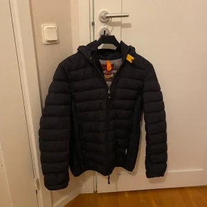 Parajumper jacka - Parajumper jacka i storlek S  Höger fickas dragkedja funkar ej annars inga defekter eller skador på jackan