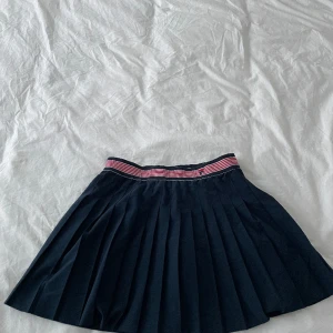 Fila tennis skirt  - Är i bra skick  Storlek m men har blivit insydd till s 