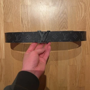 Lv skärp  - Skärpet är reversible dvs att det går att vända ut och in på, det är i stl 90/36 vilket motsvarar 105 cm det är i bra skick