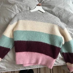Stickad tröja - Ulltröja från H&M Premium Selection⭐️⭐️ Väldigt varm och i väldigt fint skick. Storlek XS men passar även S.