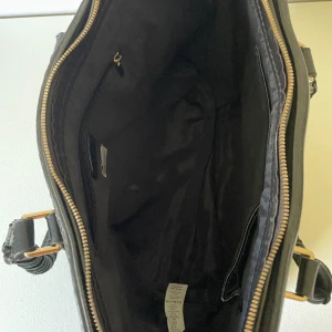 Handväska  - Svart väska i märket Elle.  40 cm lång  28 cm djup 