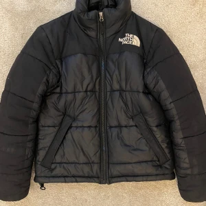 The North Face Jacka - Säljer min northface jacka eftersom jag inte använder den längre. Köpt här på plick men sparsamt använd, finns inga hål eller andra defekter. Modellen är INSULATED JACKET och är väldig varm. Skriv privat om du har fler frågor/ vill ha fler bilder!💓