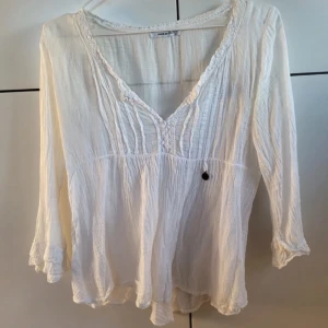 Blus - Säljer denna vita blus som är jättefin, hör av er vid intresse💕
