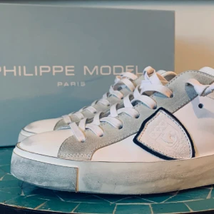 Philippe Model - Jag säljer nu dessa helt oandvända Philippe Model skor. Köpte de i Dubai i Dubaimall från Philippe Models egna butik flr 1500 dirham ( 4500 kr ). De har blå mocka längst bak på skon med silver runt. Storlek 39. Tillkommer skolåda. Pris kan diskuteras.