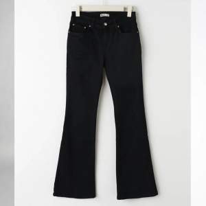 Snygga svarta lågmidjade bootcut jeans i väldigt fint skick💓💕tryck på köp nu 